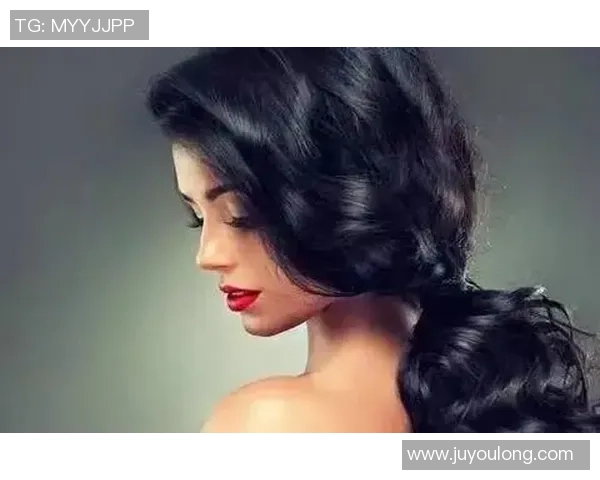 中国足球球星头发乌黑亮丽展现独特魅力成为球场焦点