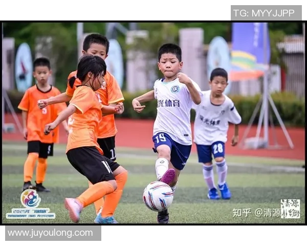 新疆业余足球球星崭露头角助力地区足球发展与青少年培养